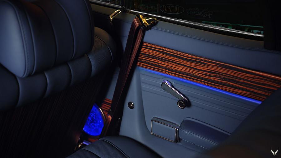 Детали интерьера Mercedes-Benz 250 CE by Villner (W114) 1970 года  (фото 3 из 24)